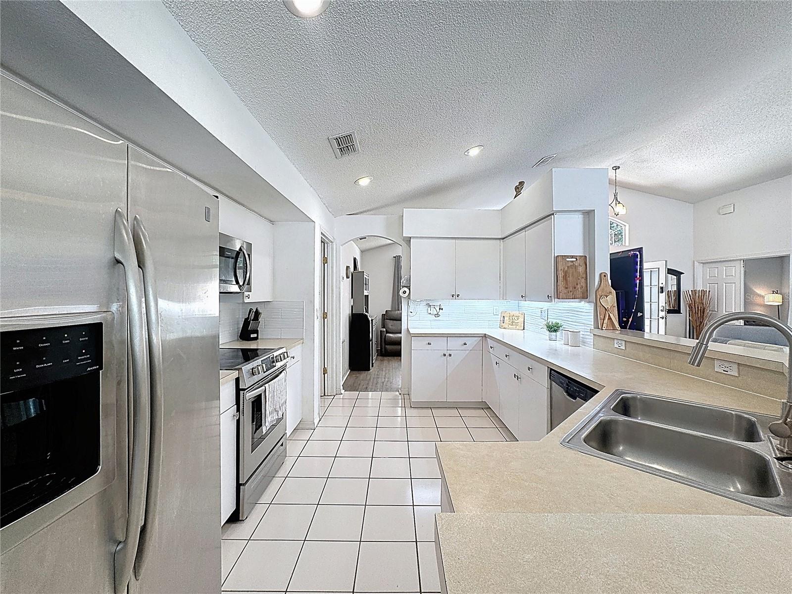 566 MONTANA AVE, DAVENPORT, FL, 33897