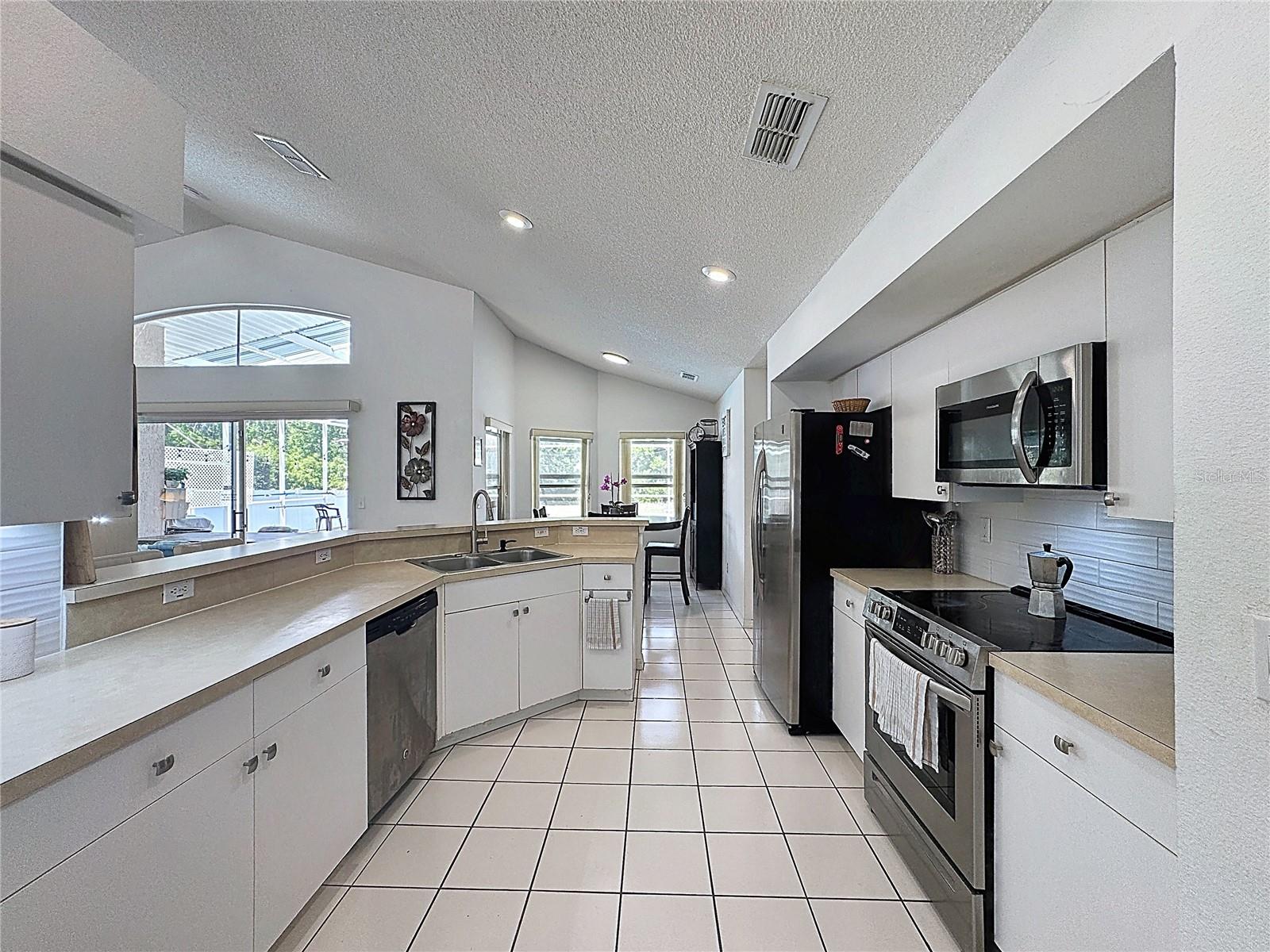 566 MONTANA AVE, DAVENPORT, FL, 33897