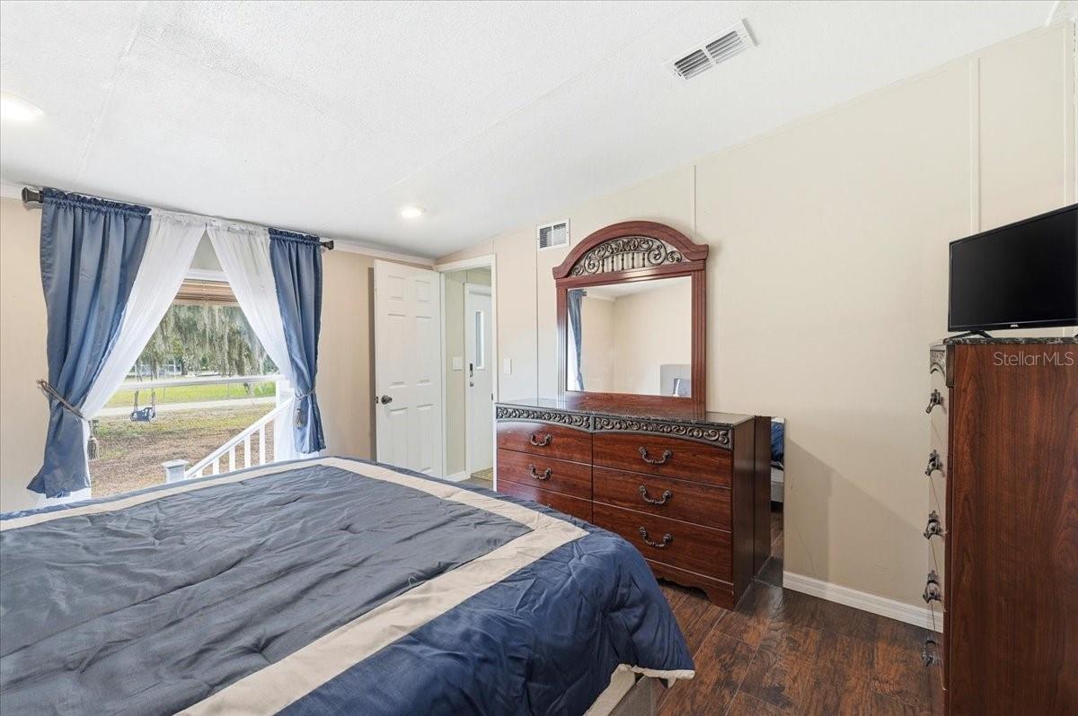 1020 98 W, FROSTPROOF, FL, 33843