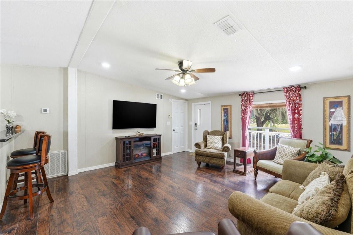 1020 98 W, FROSTPROOF, FL, 33843