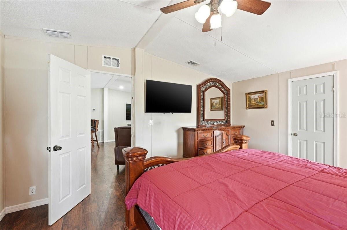 1020 98 W, FROSTPROOF, FL, 33843