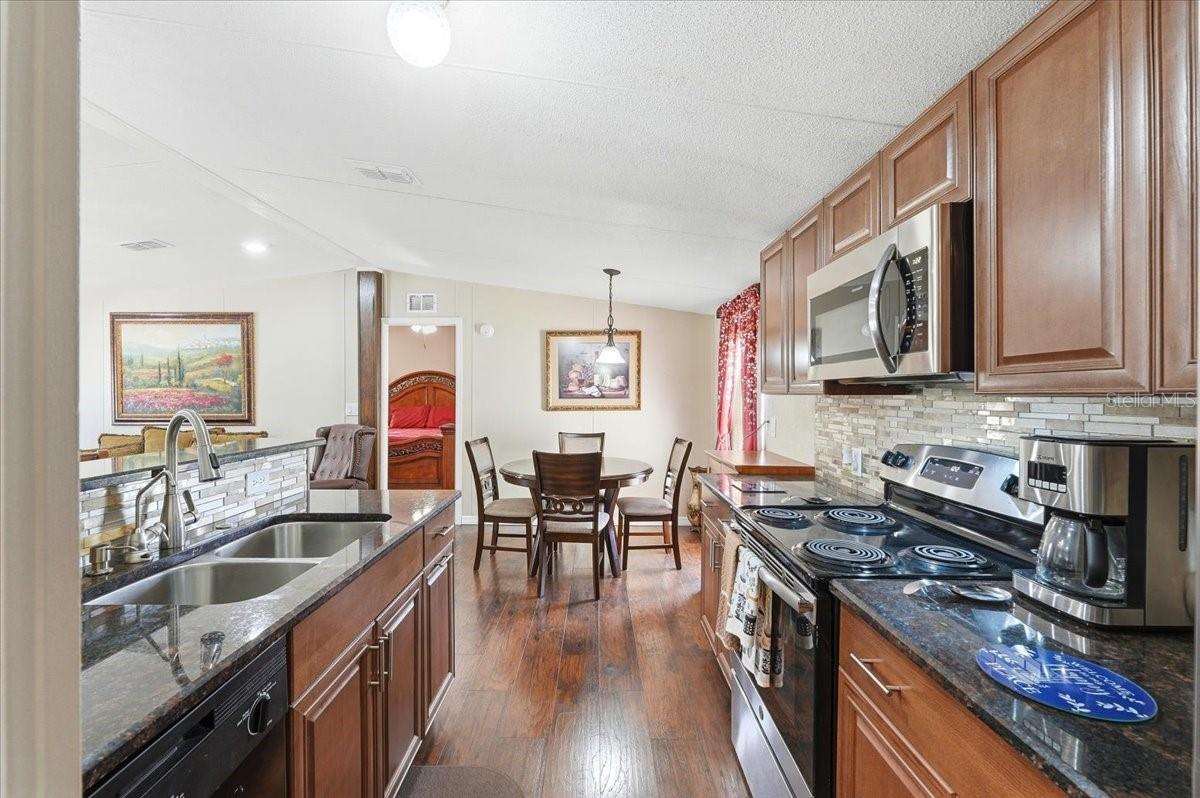 1020 98 W, FROSTPROOF, FL, 33843