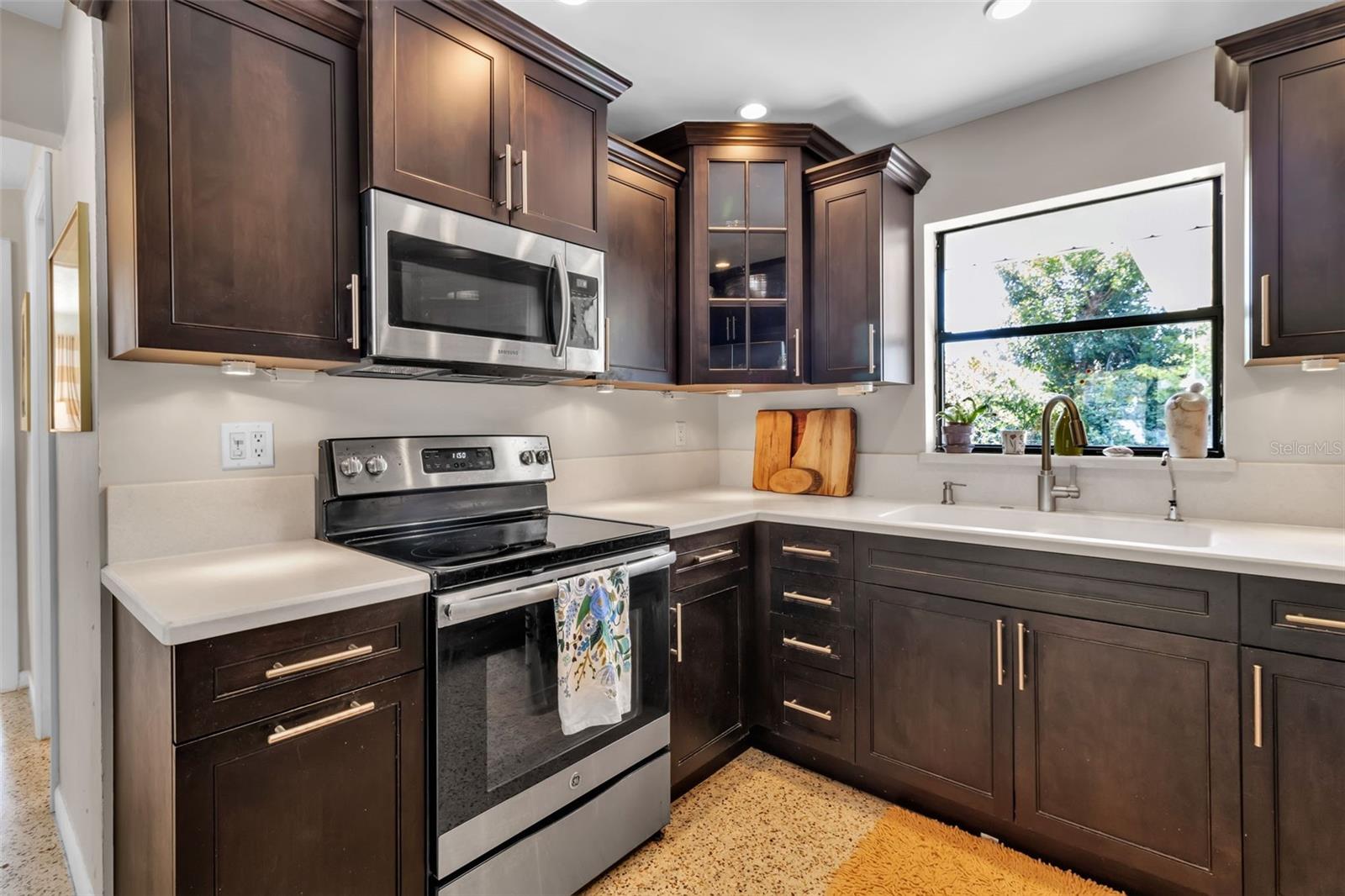 2440 VALENCIA DR, SARASOTA, FL, 34239