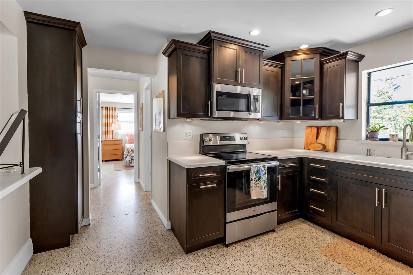 2440 VALENCIA DR, SARASOTA, FL, 34239