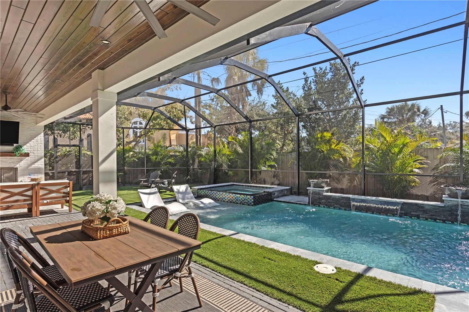 2402 W PARKLAND BLVD, TAMPA, FL, 33609