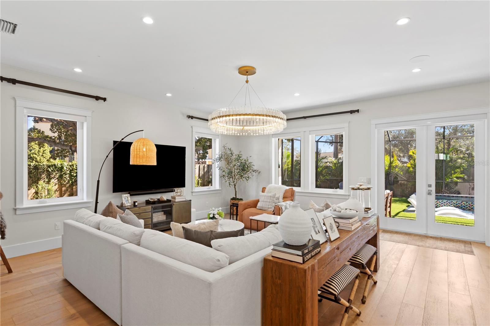 2402 W PARKLAND BLVD, TAMPA, FL, 33609