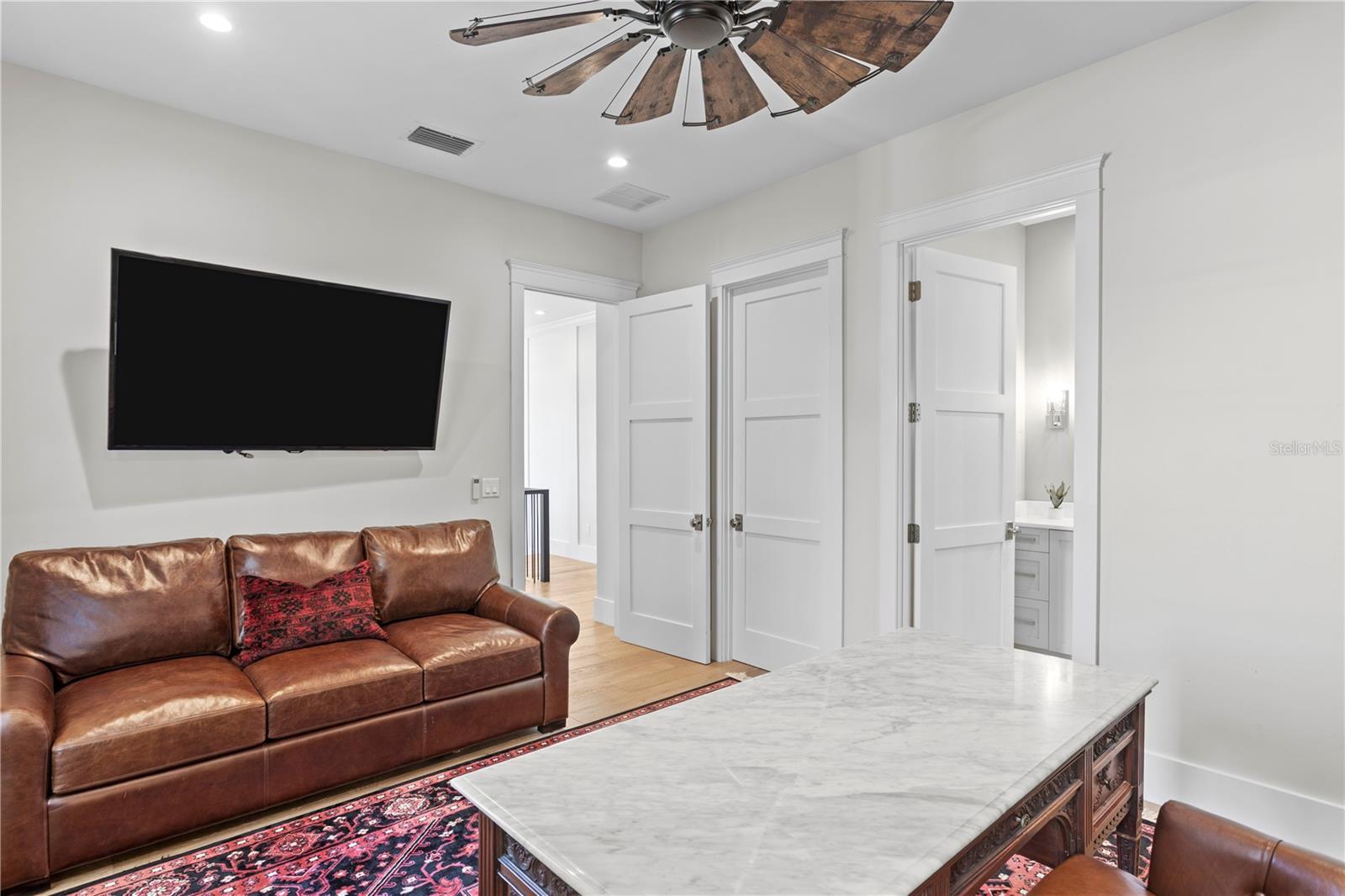 2402 W PARKLAND BLVD, TAMPA, FL, 33609