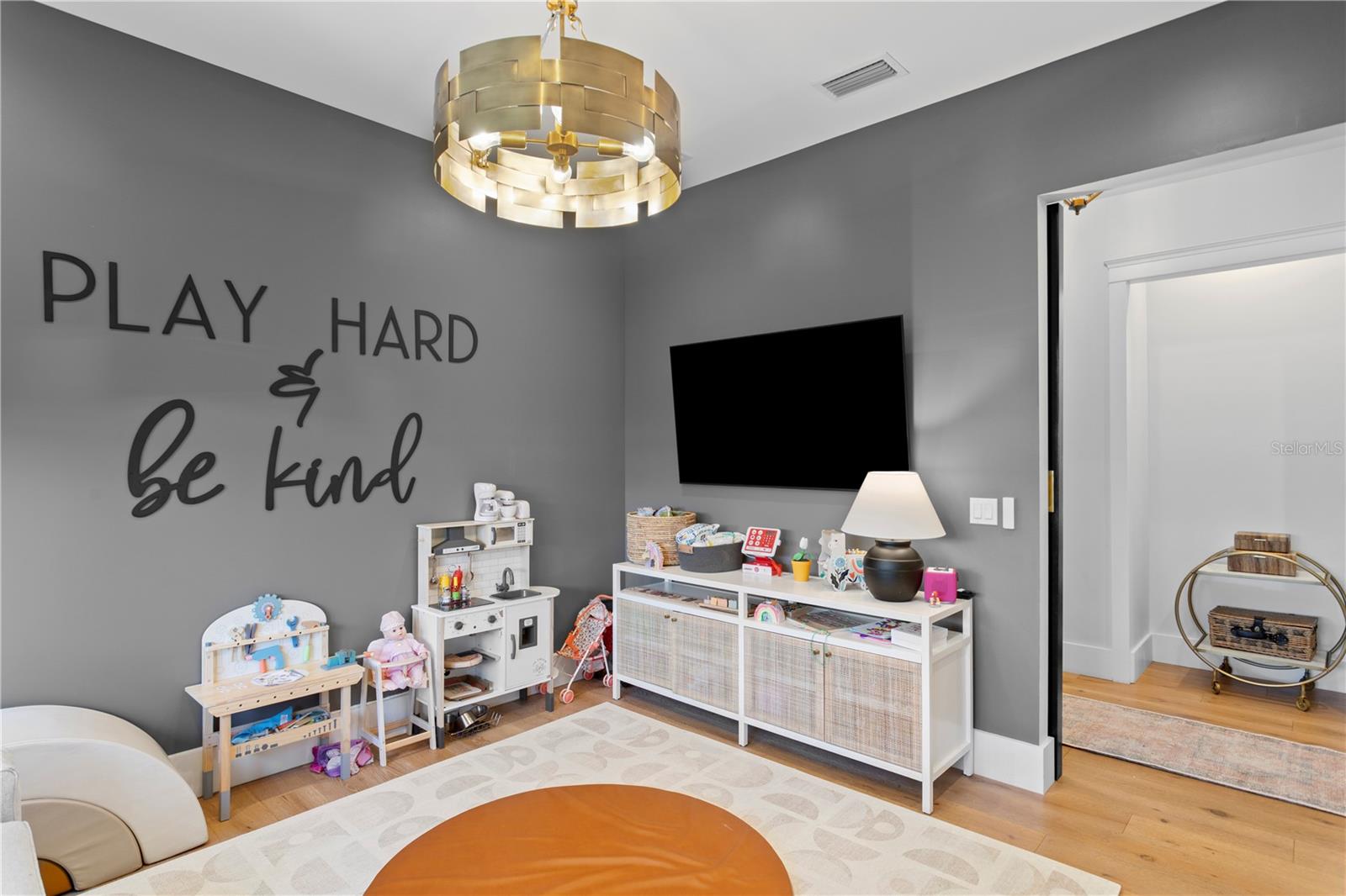 2402 W PARKLAND BLVD, TAMPA, FL, 33609