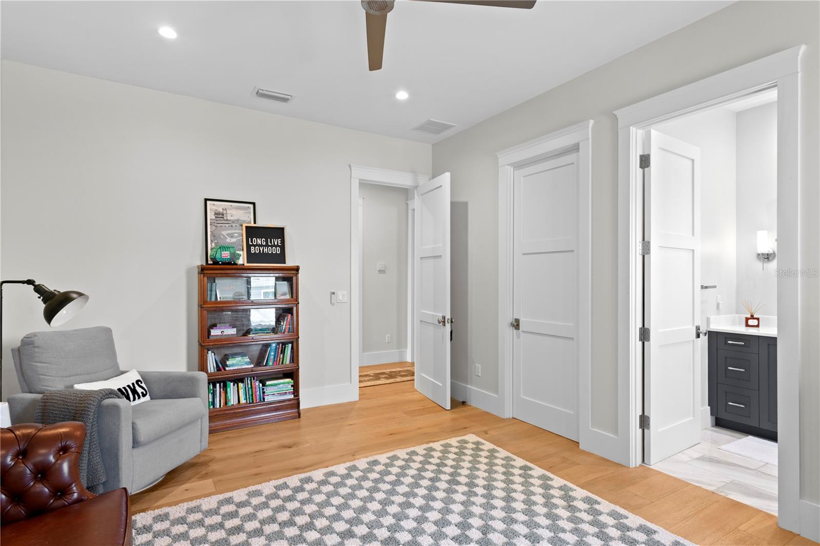 2402 W PARKLAND BLVD, TAMPA, FL, 33609