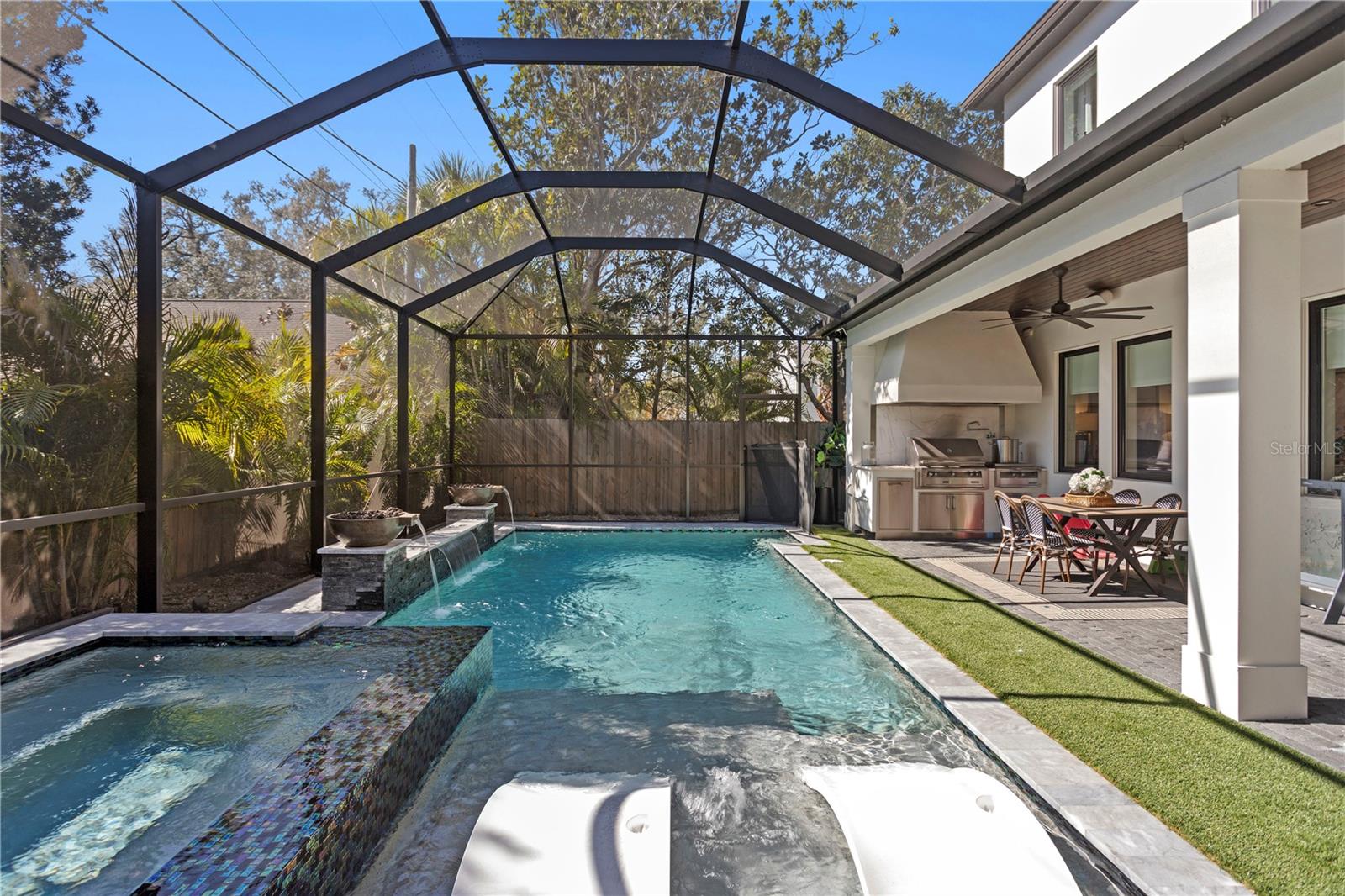 2402 W PARKLAND BLVD, TAMPA, FL, 33609