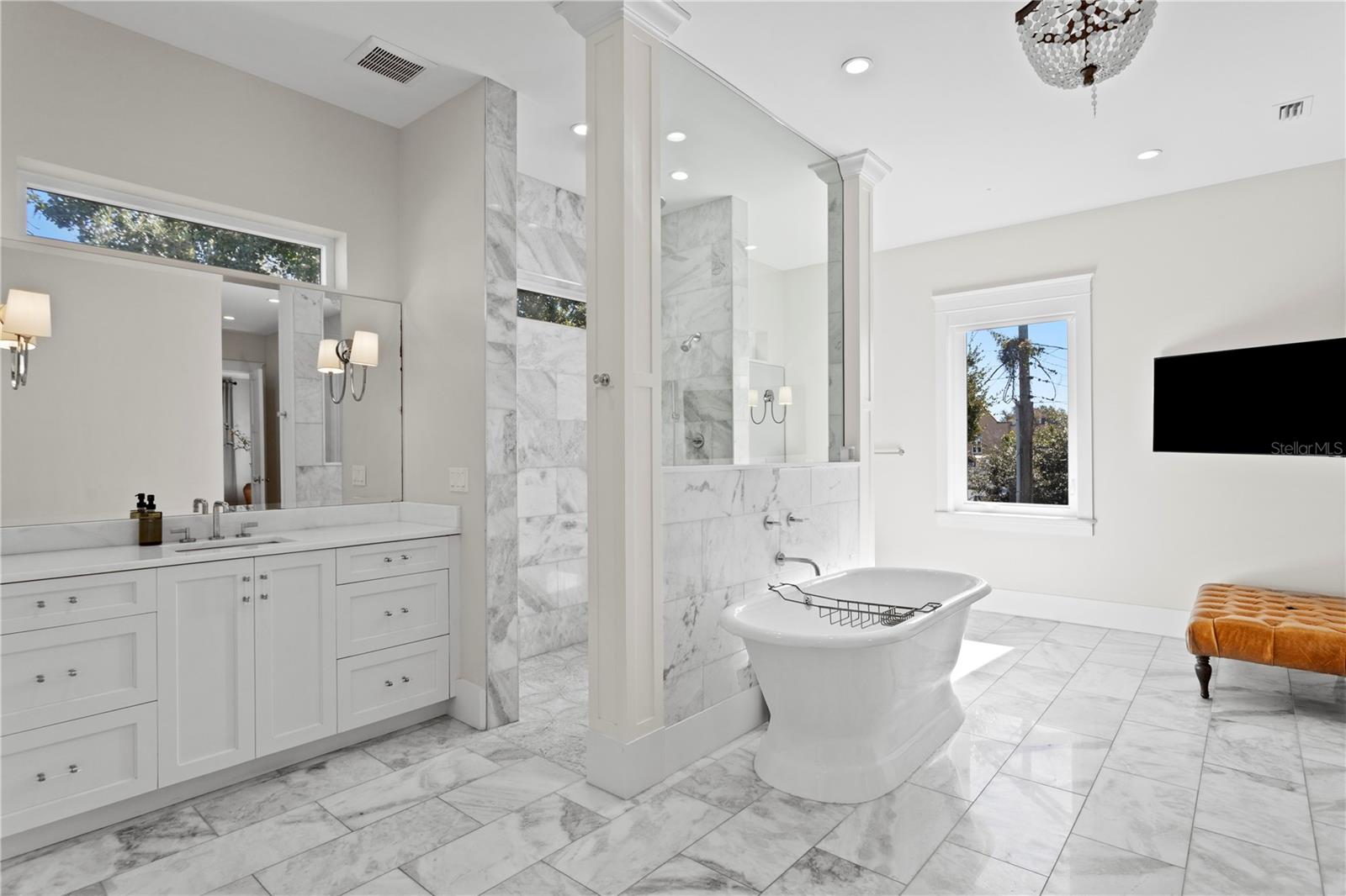 2402 W PARKLAND BLVD, TAMPA, FL, 33609