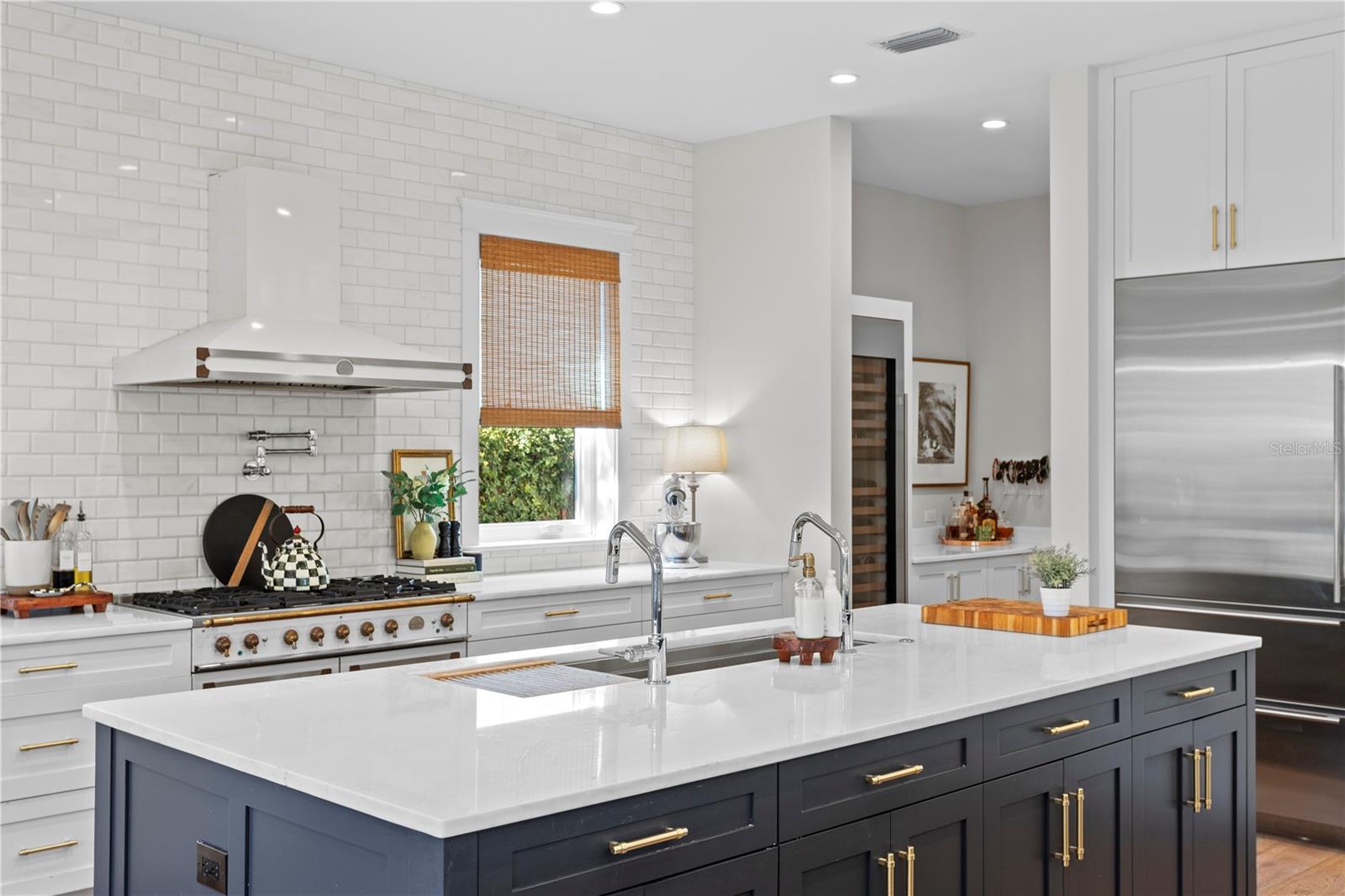 2402 W PARKLAND BLVD, TAMPA, FL, 33609