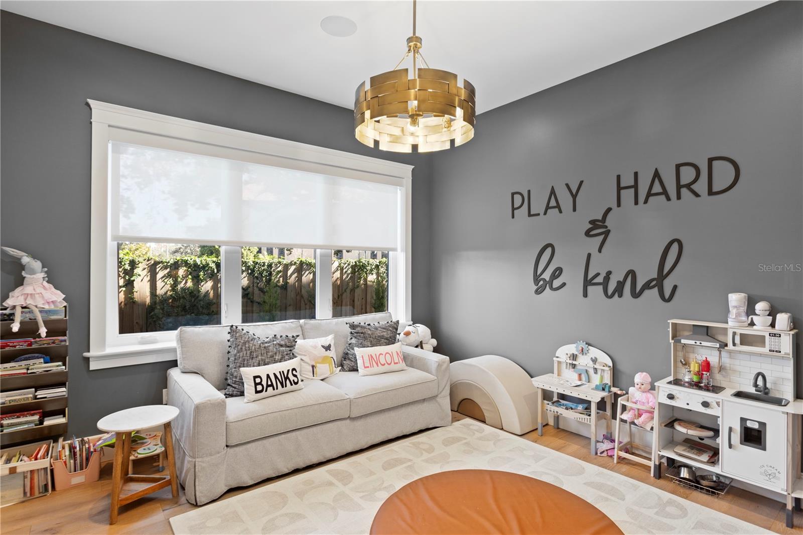 2402 W PARKLAND BLVD, TAMPA, FL, 33609