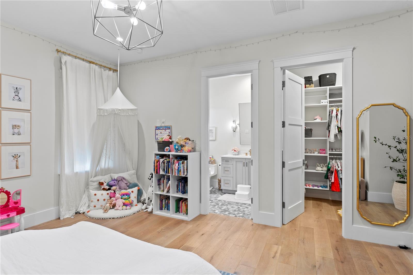 2402 W PARKLAND BLVD, TAMPA, FL, 33609