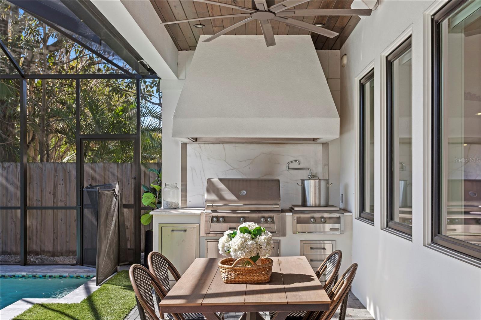 2402 W PARKLAND BLVD, TAMPA, FL, 33609