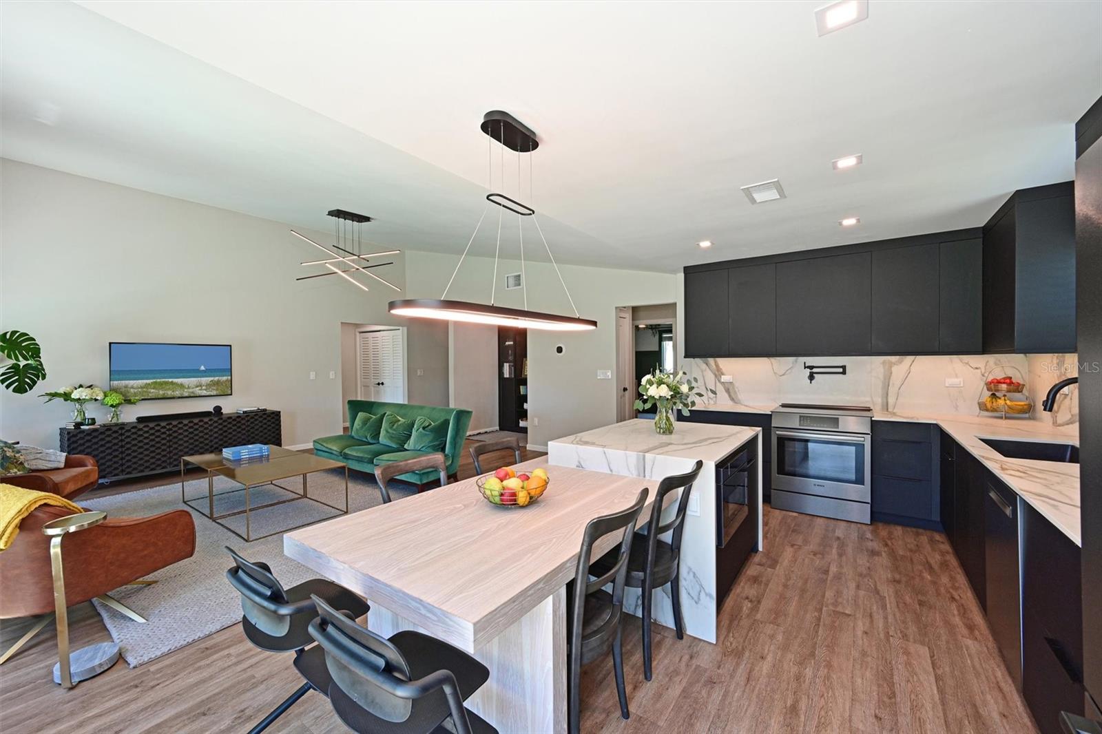 910 PLUM TREE LN, SARASOTA, FL, 34243