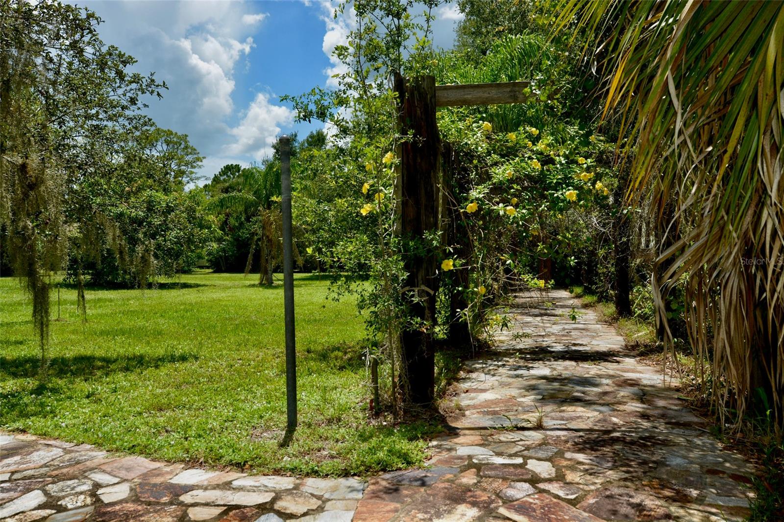 18220 ELMWOOD DR, ALVA, FL, 33920