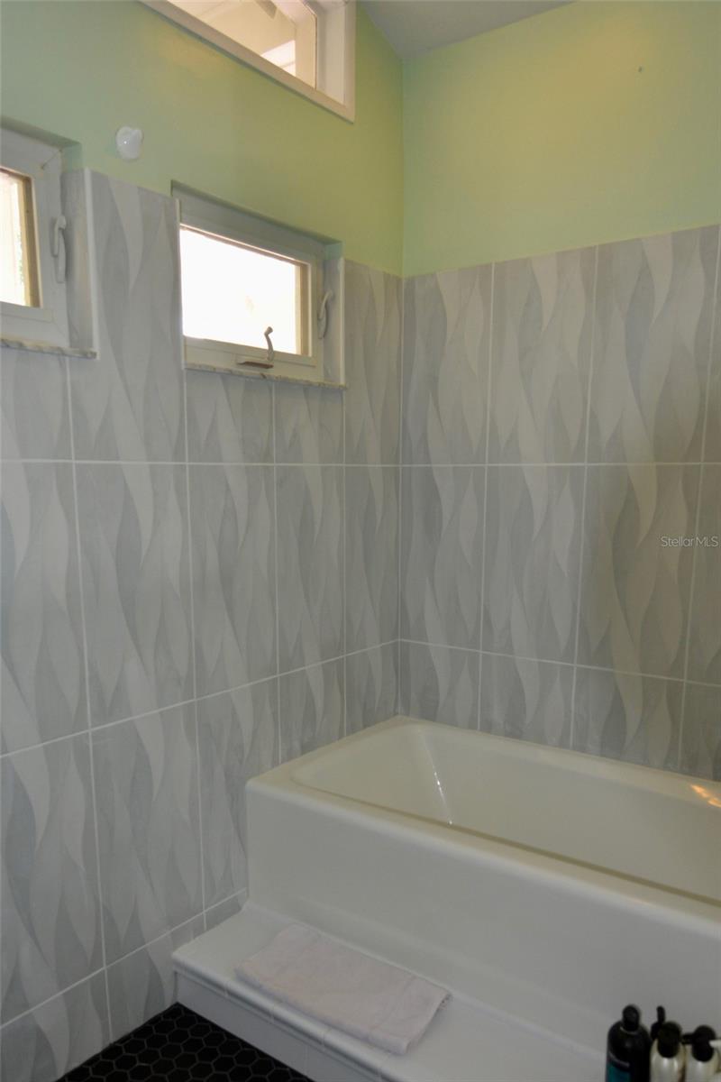 18220 ELMWOOD DR, ALVA, FL, 33920