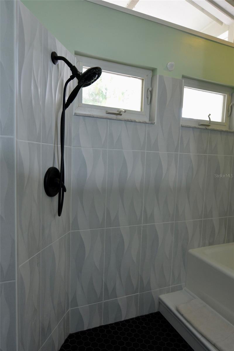 18220 ELMWOOD DR, ALVA, FL, 33920