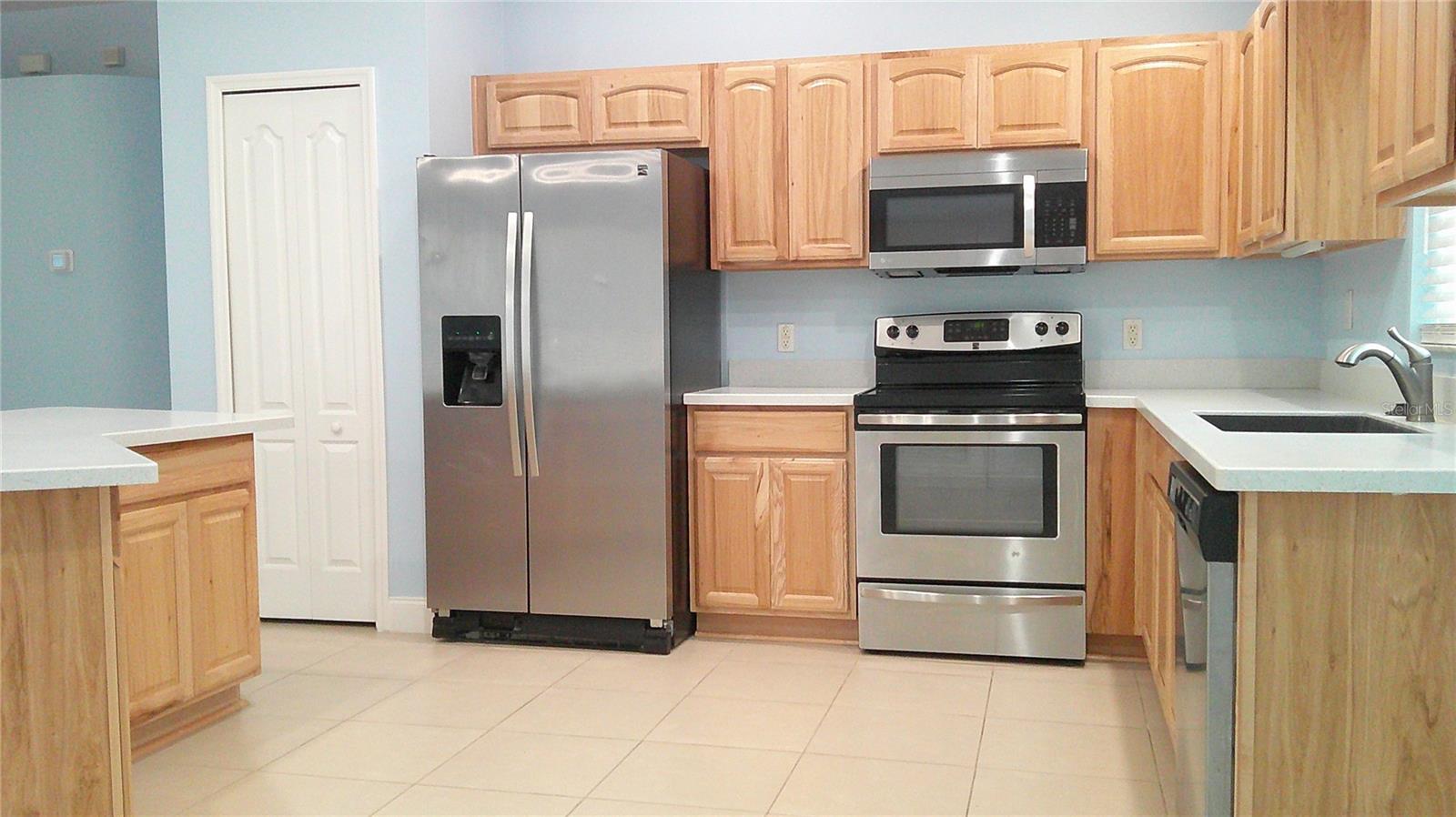 8512 CANTERBURY LAKE BLVD, TAMPA, FL, 33619