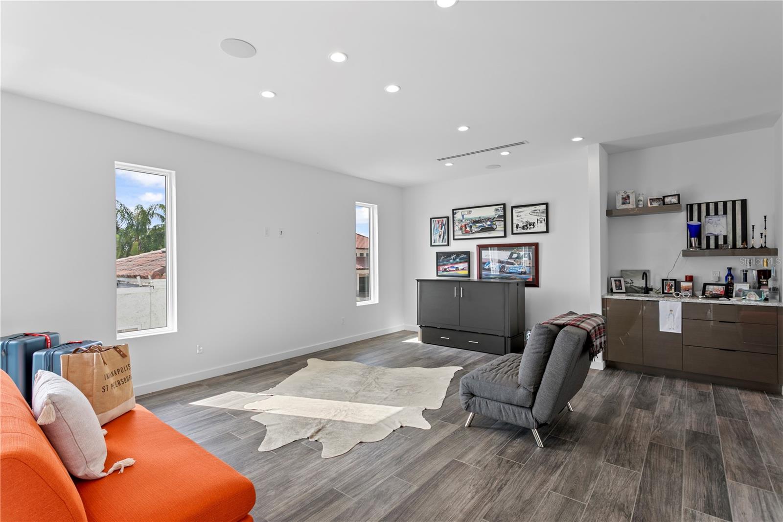 110 PALMERA BLVD NE, ST PETERSBURG, FL, 33704