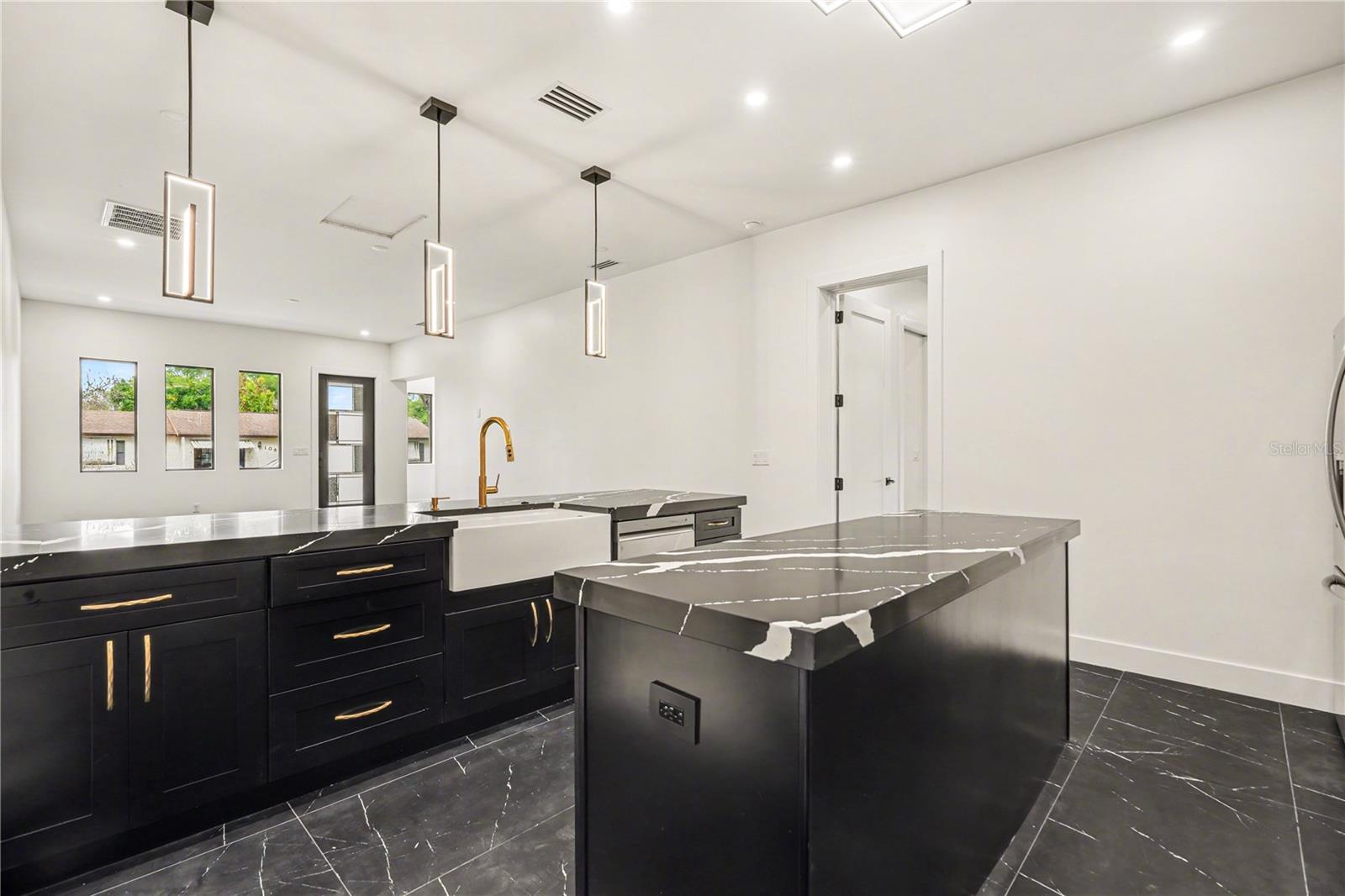 105 GARLAND AVE, SEFFNER, FL, 33584