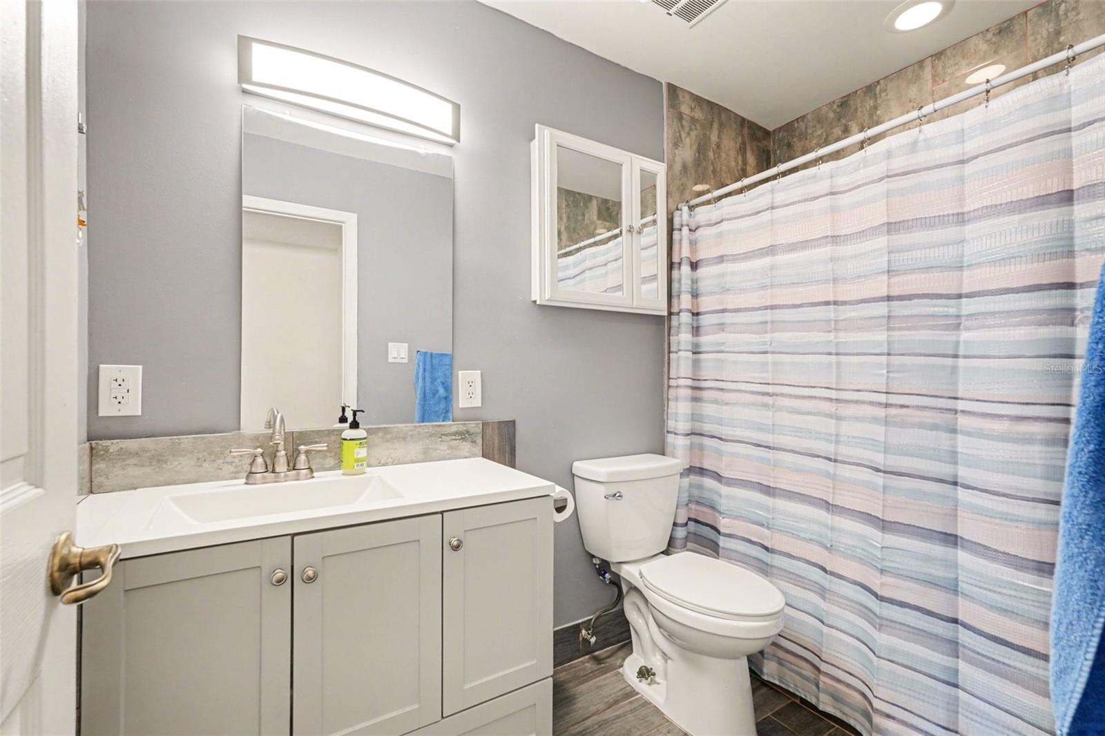 7815 N WOODLYNNE AVE, TAMPA, FL, 33614