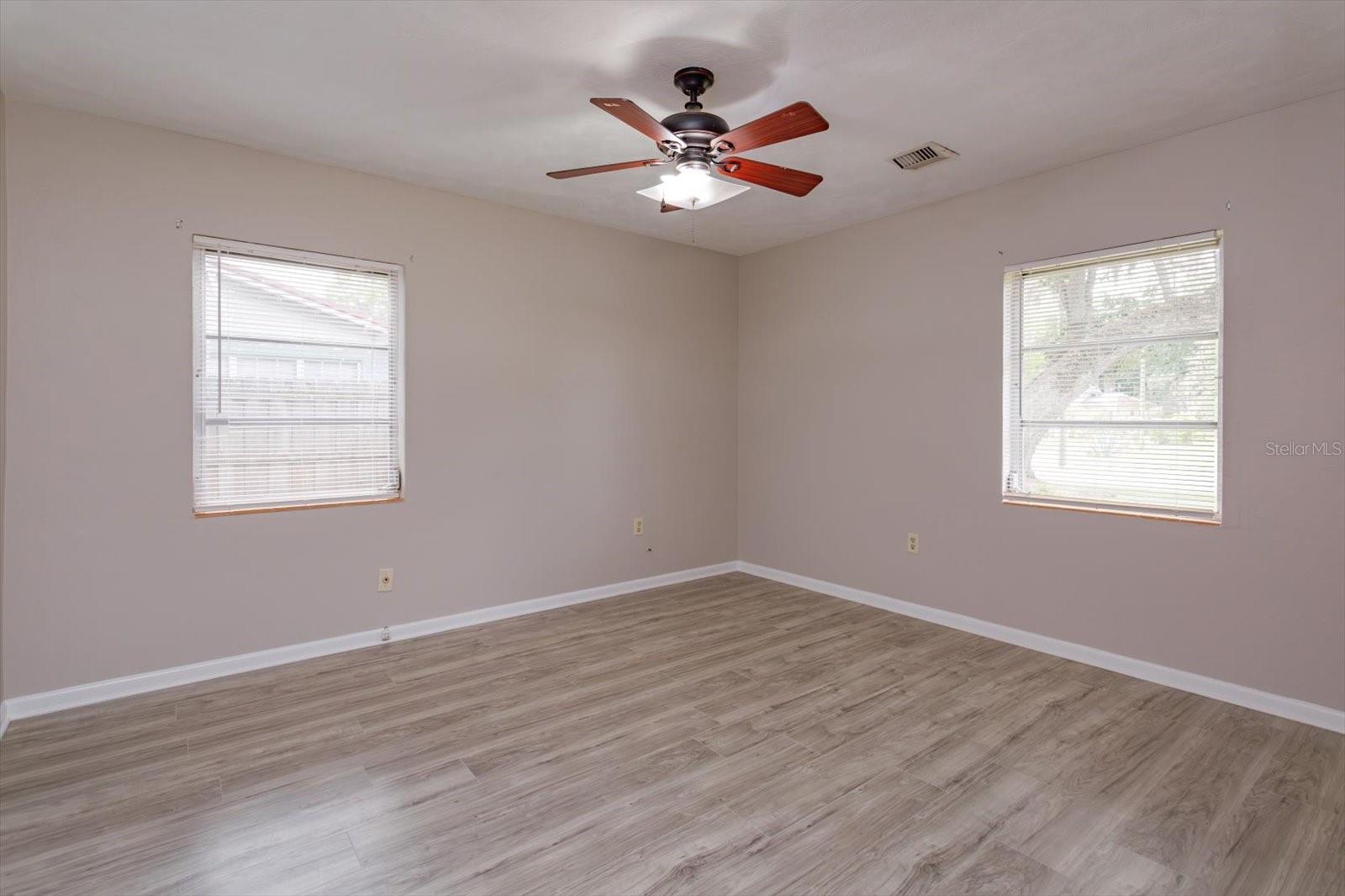 1300 ORANGE AVE, TAVARES, FL, 32778