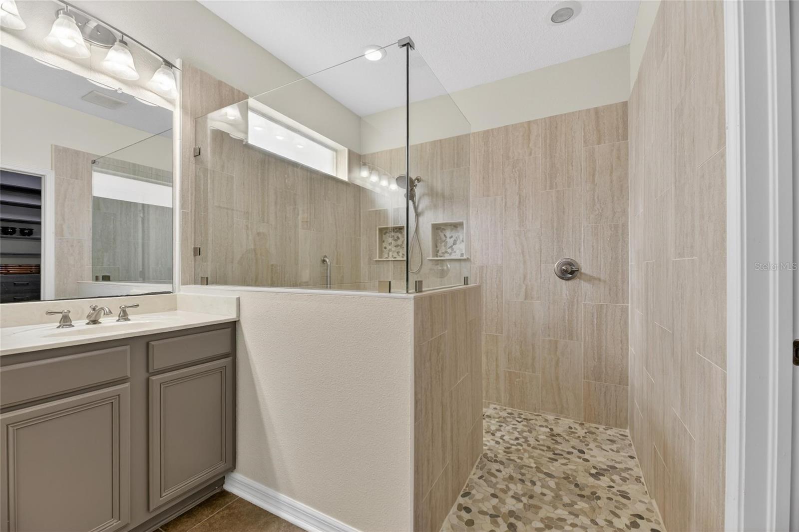 211 WESTCHESTER HILLS LN, VALRICO, FL, 33594