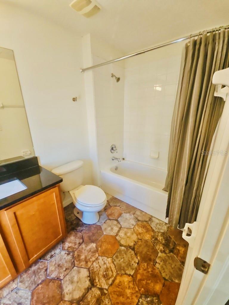 7703 N BRANCH AVE, TAMPA, FL, 33604