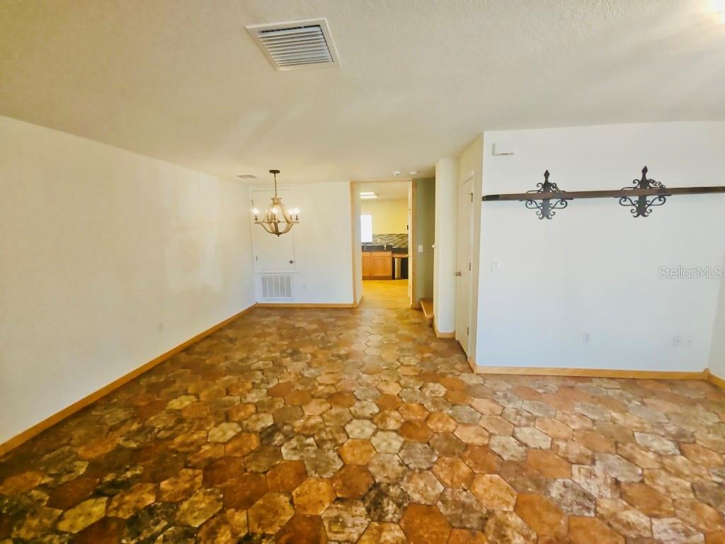 7703 N BRANCH AVE, TAMPA, FL, 33604