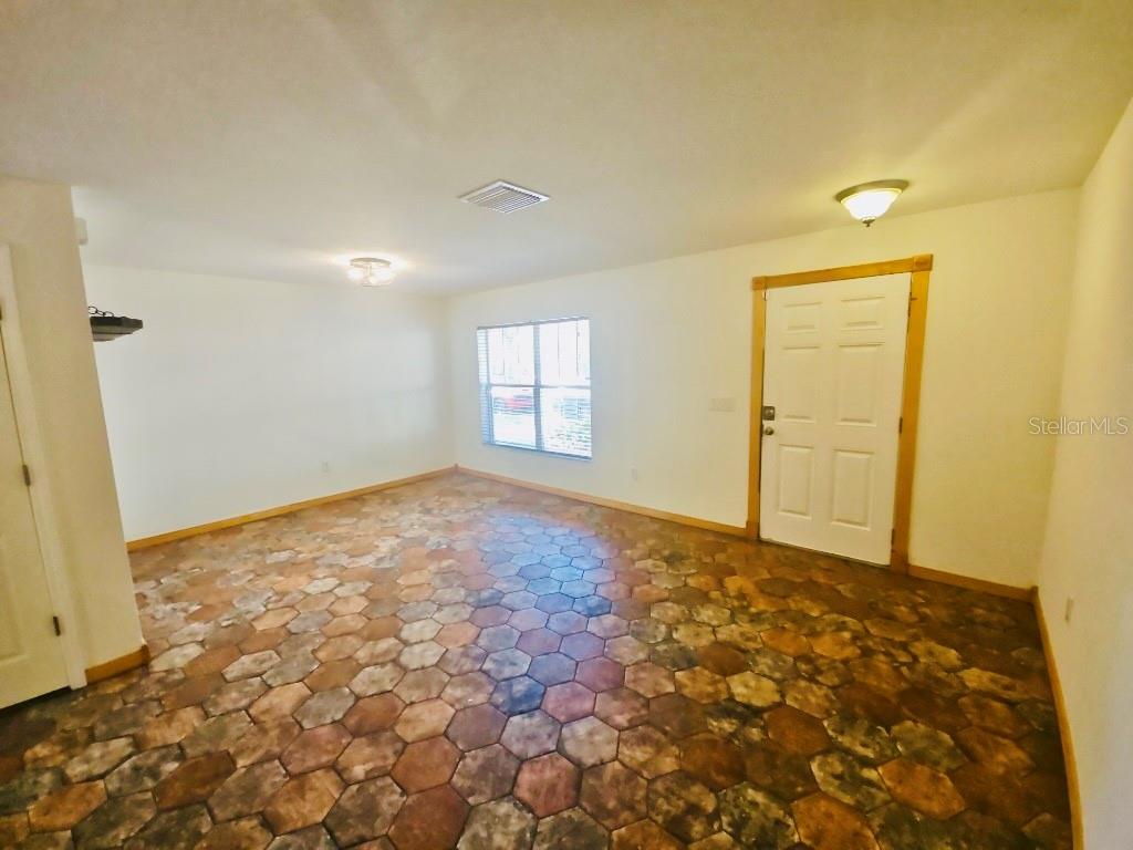 7703 N BRANCH AVE, TAMPA, FL, 33604