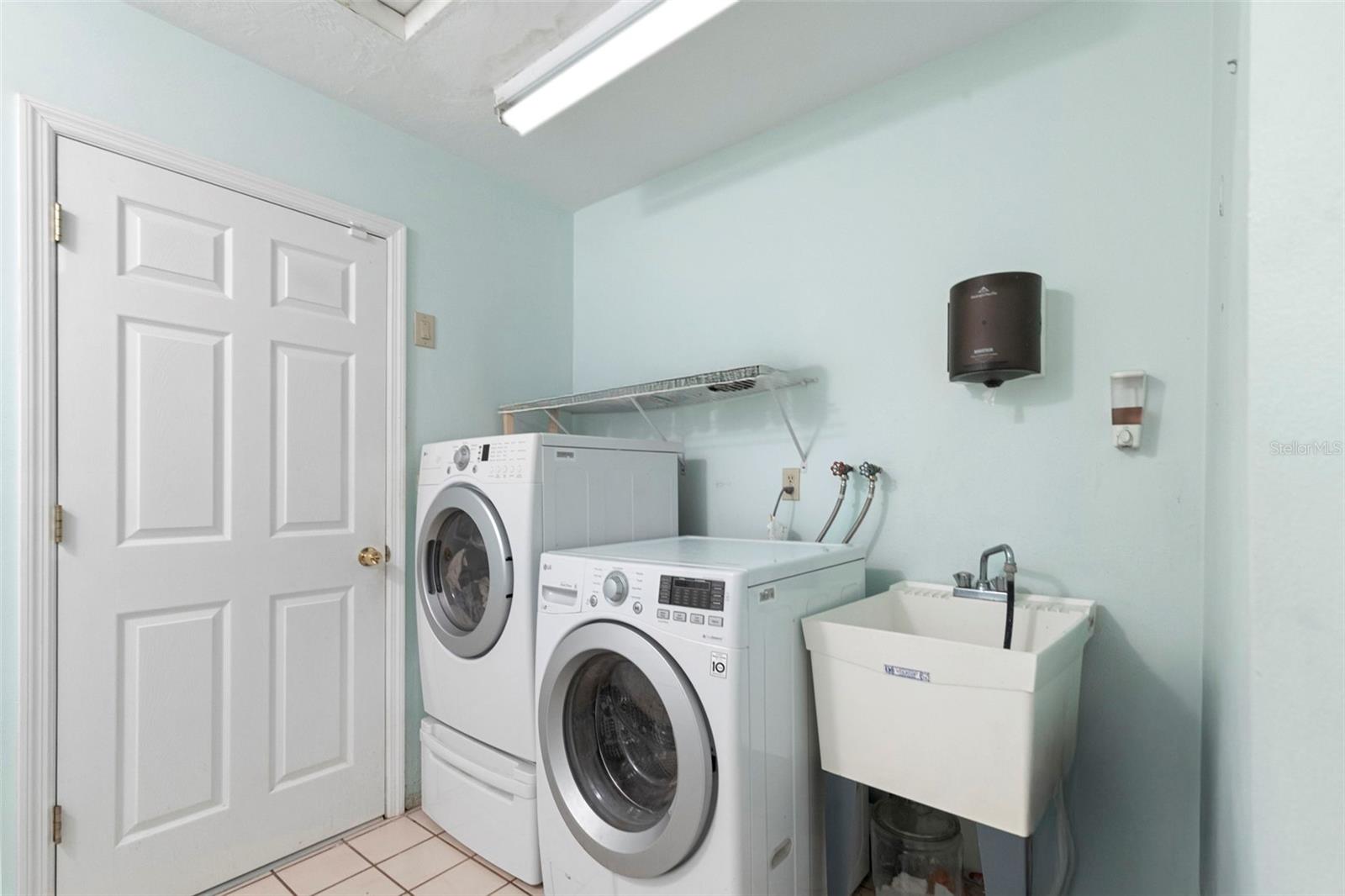 8976 LAKE DR, NEW PORT RICHEY, FL, 34654