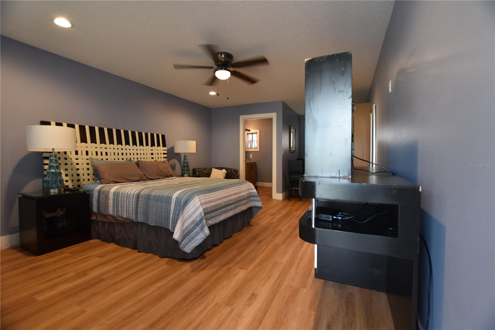 704 S LAKESHORE BLVD, HOWEY IN THE HILLS, FL, 34737