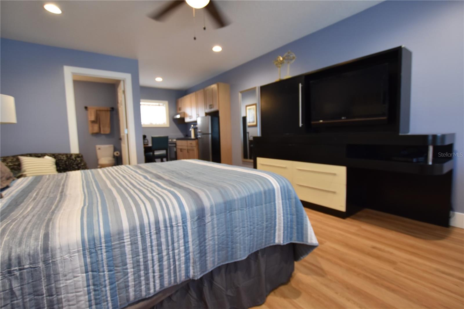 704 S LAKESHORE BLVD, HOWEY IN THE HILLS, FL, 34737