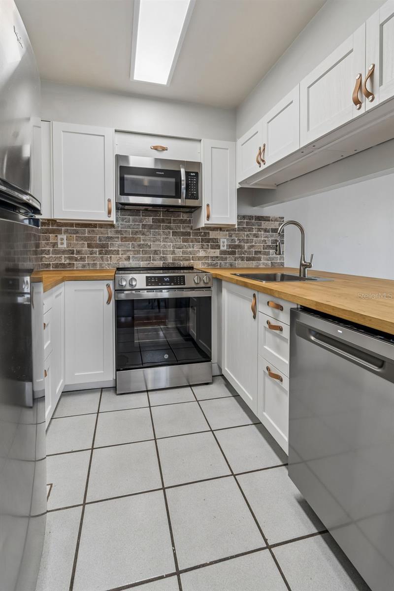 5156 SUNRIDGE PALMS DR, TAMPA, FL, 33617