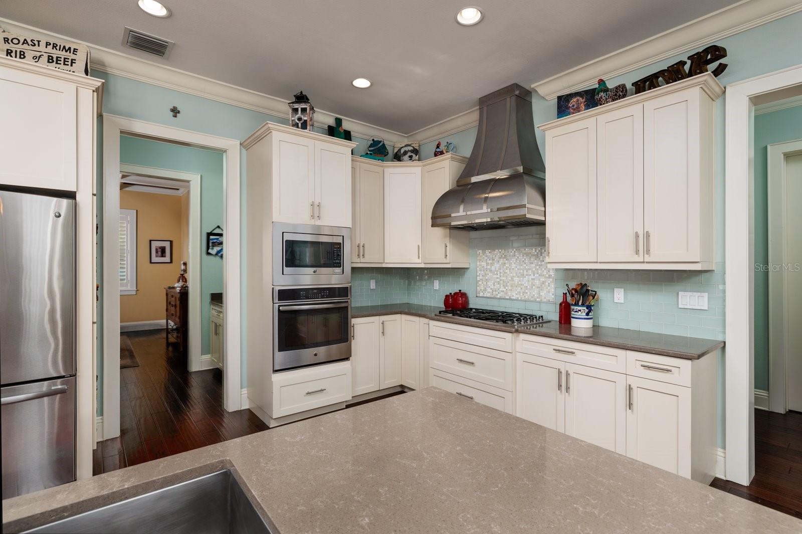 852 CORDOVA BLVD NE, ST PETERSBURG, FL, 33704