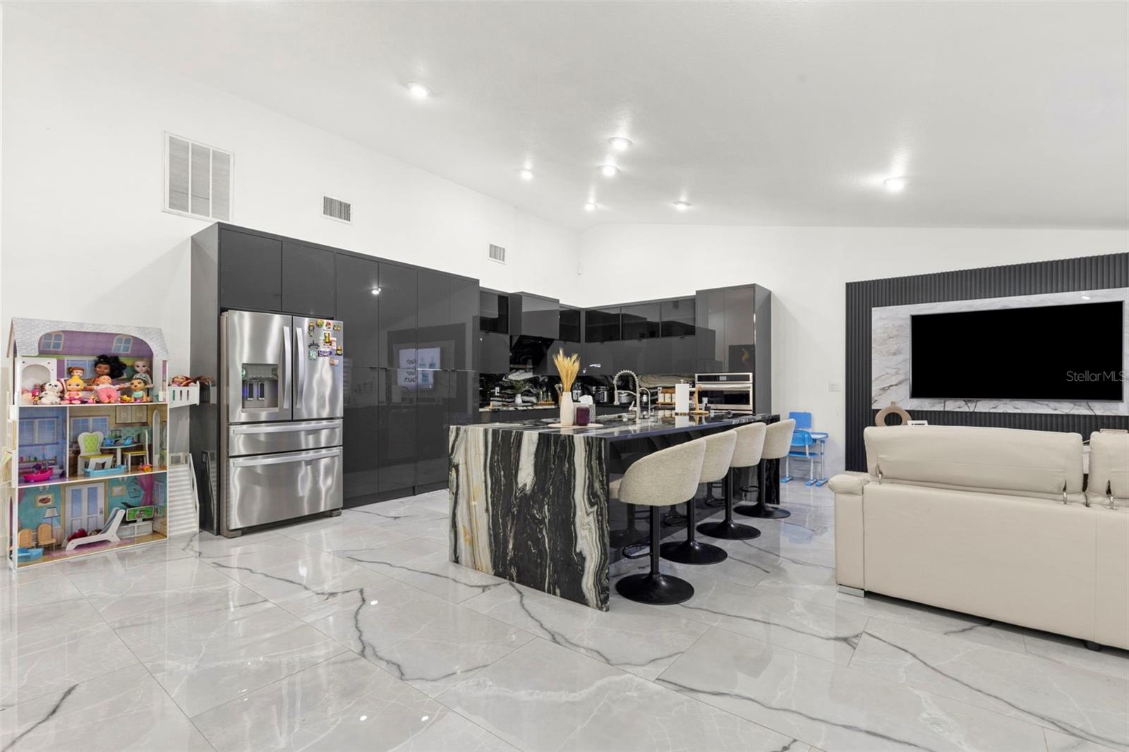 8019 N GOMEZ AVE, TAMPA, FL, 33614