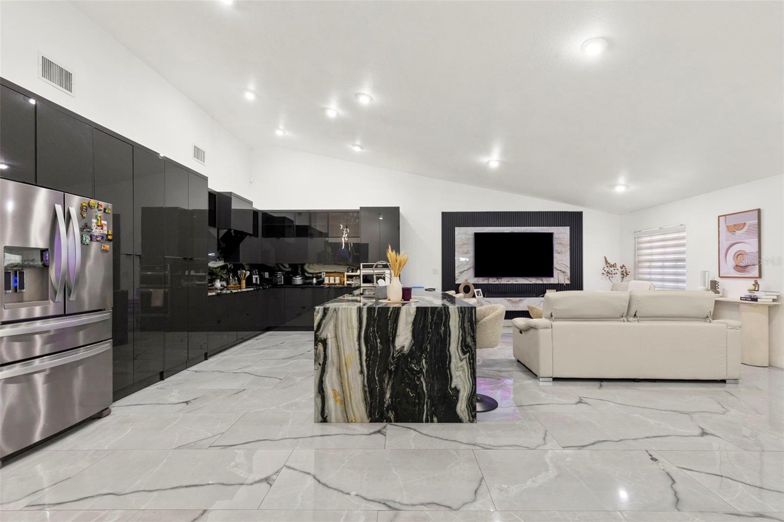 8019 N GOMEZ AVE, TAMPA, FL, 33614