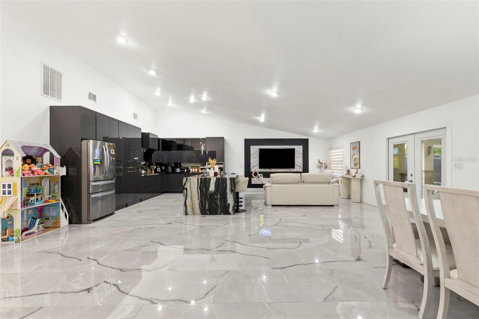 8019 N GOMEZ AVE, TAMPA, FL, 33614