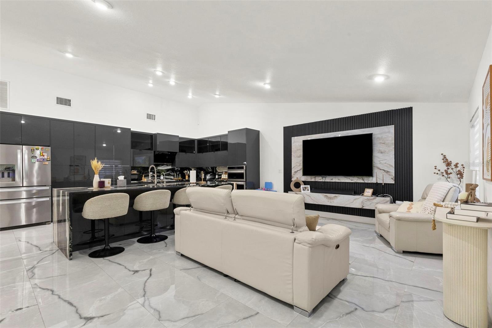 8019 N GOMEZ AVE, TAMPA, FL, 33614