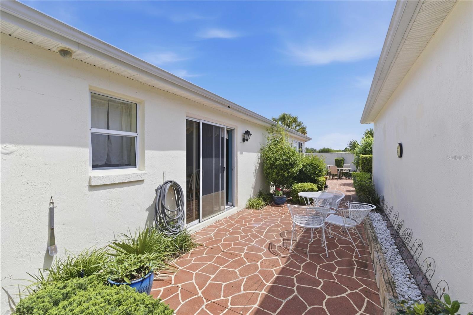 511 ALAMEDA AVE, LADY LAKE, FL, 32159