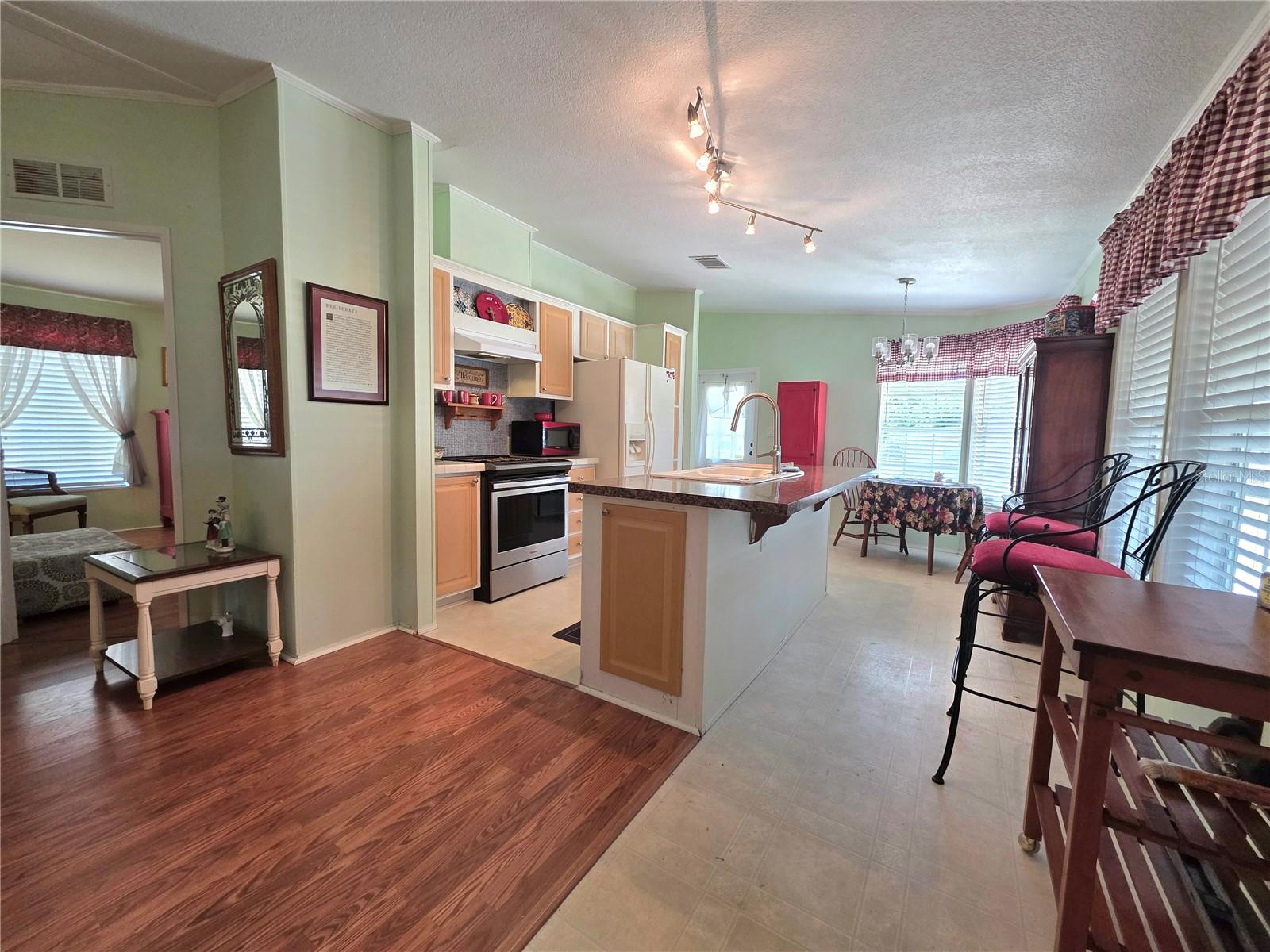 37251 LOIS AVE, ZEPHYRHILLS, FL, 33542