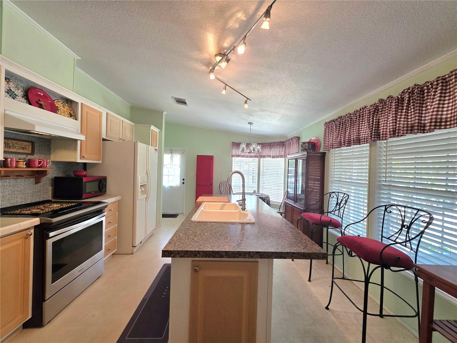 37251 LOIS AVE, ZEPHYRHILLS, FL, 33542