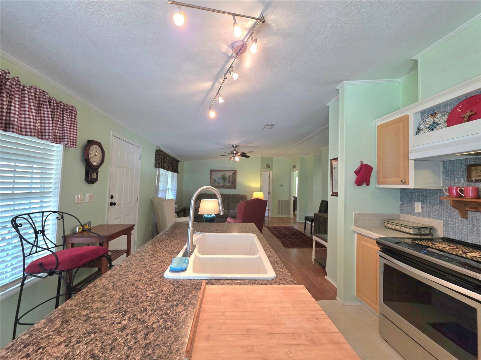 37251 LOIS AVE, ZEPHYRHILLS, FL, 33542