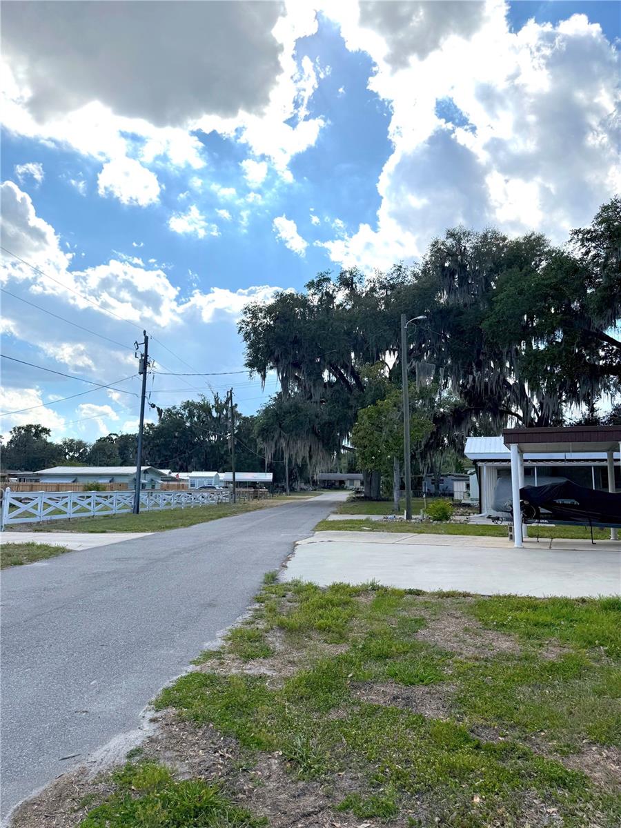 748 CR 477A, LAKE PANASOFFKEE, FL, 33538