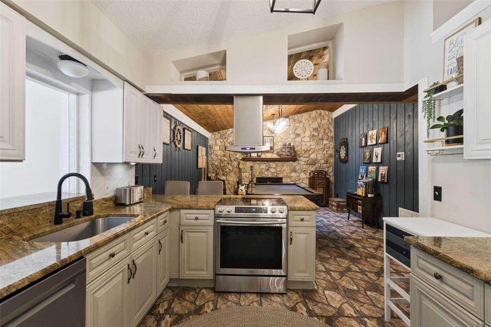 27627 LOIS DR, TAVARES, FL, 32778