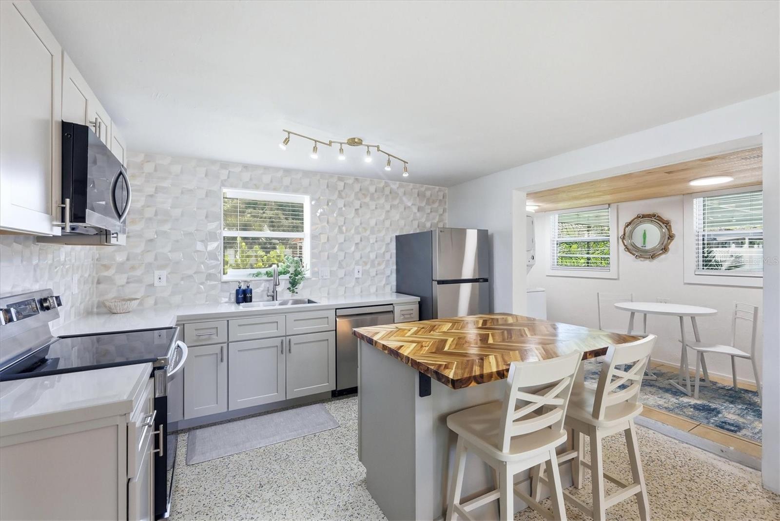 301 28TH ST W, BRADENTON, FL, 34205