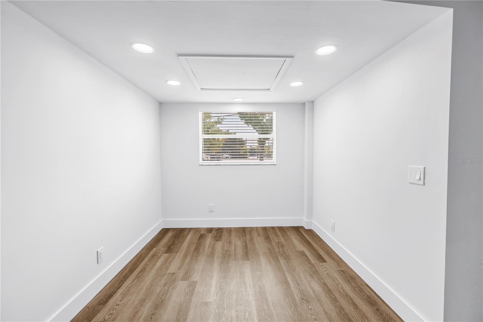 110 NE MONROE CIR N, ST PETERSBURG, FL, 33702