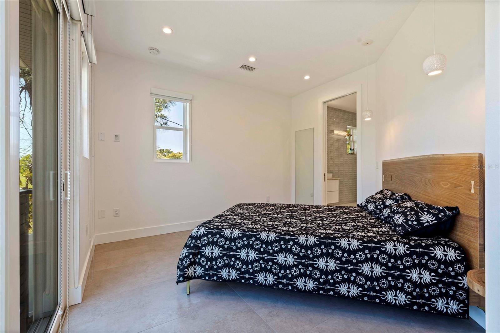 322 80TH AVE NE, ST PETERSBURG, FL, 33702